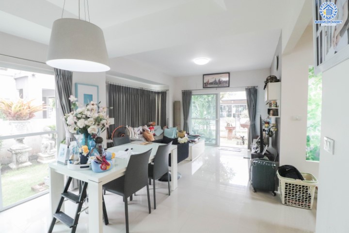 บ้านเดี่ยวมือสอง  ม.มัณฑนาเลค วัชรพล บ้านสวย จากแบรนด์ดัง * Land & House *  เนื้อที่ 50.30 ตร.ว. มาพร้อมฟังก์ชันจัดเต็ม 3 ห้องนอน 3 ห้องน้ำ บ้านสวยพร้อมเข้าอยู่ พร้อมแถมเครื่องปรับอากาศ 4 เครื่อง บนทำเลศักยภาพ เชื่อมต่อถนนหลายเส้นทาง ใกล้รถไฟฟ้า สถานี "สายหยุดและแยกคปอ"  และ ใกล้จุดขึ้นทางด่วน "รามอินทรา-อาจณรงค์"